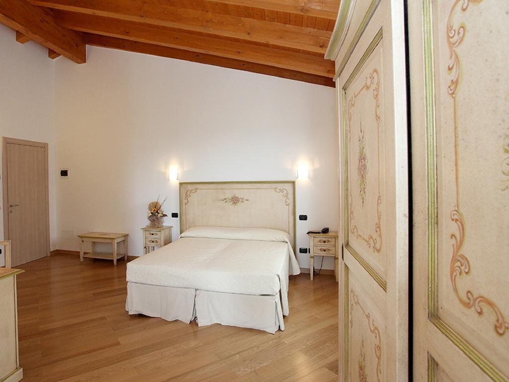 Relais Fontana Rosa B&B Wellness Caprino Veronese Rom bilde